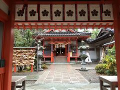 続いて金沢神社。

金沢という地名の発祥地だそうです。朱塗りの建物が美しい。