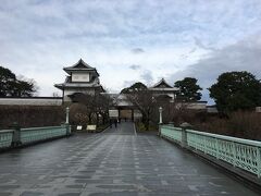 石川門から金沢城にさらっと入ります。

なにやら猪が出たとかで、一部立ち入り禁止になっていました。