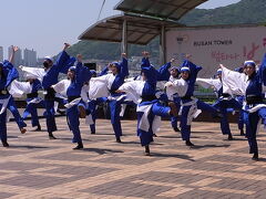 タワーふもとの龍頭山公園でイベント。
韓国の伝統的な踊りかと思っていたら、日本のチームでした。