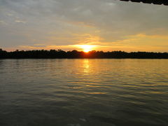 セランゴール川の畔にござる。 
ここで敢えて日が沈むのを待ちながら夕食という訳にござる。 