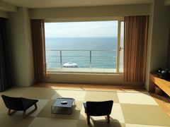 この旅の目的のひとつ、、
2018年春にリニューアルされた
SHIRAHAMA KEY TERRACE HOTEL SEAMORE

予約したのはオーシャンビューのデラックスルーム
（ツインルーム・50㎡）
ツインベッドの他に白浜の海を眺められる和室付き、、
これでも十分素敵なお部屋だったのですが、、
チェックインしてみると、、スイートルームにランクアップ♪
スタッフ曰く
「こんばんは満室でして、、ご迷惑をおかけする事になると思いスイートルームをご用意させていただきました」
　　　　＜　ご配慮、、感謝♪です（＾＾　　＞

用意していただいてSUITE(スイートルーム)も
もちろん、オーシャンビューのデラックスルームと同じく
白浜の海を眺められる和室があり、、
SUITE(スイートルーム)ならではのポイントとして
正面の大きな窓の他に、横にも大きな窓、、
そして、和室の手前に和室とほぼ同じ広さの
椅子2脚が置かれたリビングがありました、、
（そのリビングの写真を撮ったつもりが撮り忘れ、、）