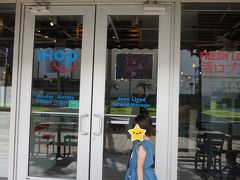 ～6日目～
　朝食はThe Plaza内にあるIHOPに行きました。
　情報源(妻)によると地元民にも愛されるファミレスでパンケーキがおいしいとのこと。

　朝8時頃でしたが、それなりに混んでいてびっくりしました。
　注文してから待つこと15分？20分？
　結構待った感じがありました(はら減りだった余計に)。