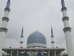 まず向かったのがブルーモスク（礼拝堂）にござる。 
ここはマレーシア最大のモスクで、一度に13000人程収容できるそうな。 