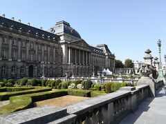 夏の間のみ内部公開をしている王宮へ。