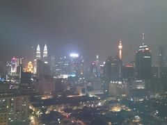 マレーシア最後の観光をを終え、我等は旅籠に戻って参りし候。 
雨はまだ降り続いておりまするが、 
旅籠のベランダから見る、雨のクアラルンプールもまた美しい景色にござる。 

こうしてマレーシア三日目の夜が終わったのでござります。