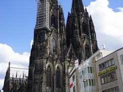 バスで約３時間半、ドイツ第4の都市ケルンに到着です。
バスを降りるとすぐにケルン大聖堂が目に入ってきました圧巻です。ヨーロッパをはじめ各地で大聖堂は見てきていますが、圧倒的な大きさ荘厳さです。