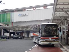 ＪＲ奈良駅前から定期観光バスに乗車します。