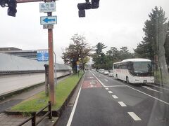 発車したバスは奈良公園の中を通り抜けて