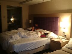 今回のホテルはホリデーインゴールデンマイル。
尖沙咀の駅にほぼ直結です。
すごく便利なところにありました。
部屋はクイーンダブルのデラックスルーム。
御飯の時間まで私は一寝入り。
子供達はWi-FiつないでゲームやYouTubeみてました。