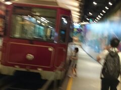 文武みうからタクシーで500円かからないくらいでピークトラムの駅に駅に着きました。
時間は午前中。天気が悪かったせいか空きてました。
混んでるって聞いてたけどスムーズに乗車。