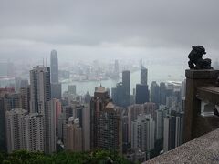 ビクトリアピークからの風景です。
天気はイマイチで時々強い雨が降ったりやんだり。でも対岸まで見えました。