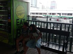 ビクトリアピークからバスを使ってスターフェリーまで降りてきました。
バスも空いていて2階の先頭に乗ることができました。途中で寝ちゃったけど…1時間くらいかかったかもしれません。
でも景色も楽しめたし子供達はバスの2階がお気に入りになりました。
ホテルのある対岸の九龍まで行きます。