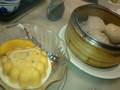 九龍に戻って昼御飯を食べにホテル近くの糖朝へ。
海老ワンタン麺や海老餃子、定番のマンゴープリンを食べました。
全部美味しかったけどマンゴープリンは果肉も入っていて凄く美味しかったです。