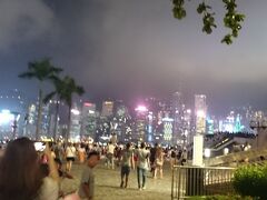 8時からのシンフォニーライツをみるために海沿いにきました。ホテルから10分もかからないでつきます。
アベニューオブスターズが改装中で…香港文化中心の裏でみます。