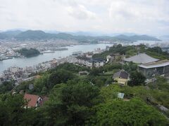 頂上の展望台から。尾道水道って本当にせまいな～。石を投げたら届きそう（さすがにそれはない）。