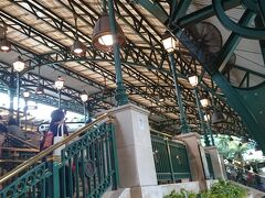 ディズニーリゾート駅に到着です。
みんなが一斉に改札に向かいます。