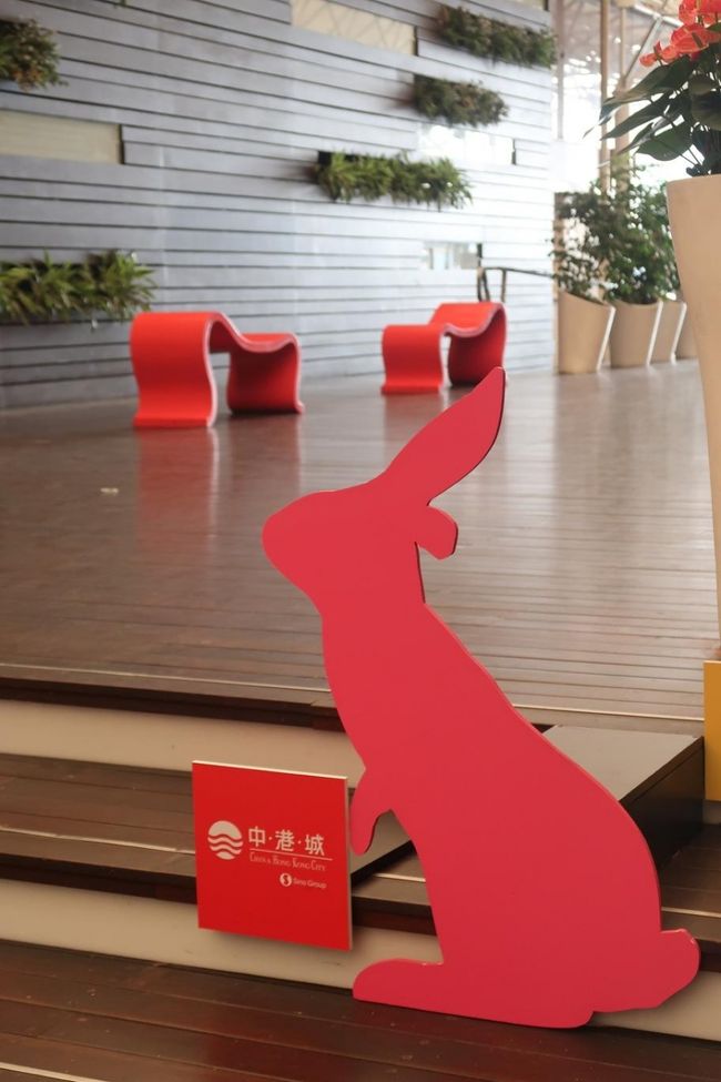 平台到着。<br /><br />ここにもピンクのウサギさん。<br /><br />ベンチもウサギっぽい形？