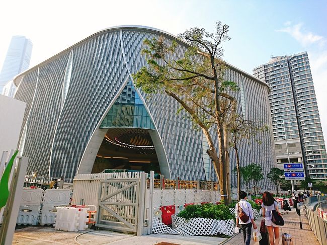 帰りは西鐵線に乗って帰ろうと、柯士甸（オースティン）駅に行きました。<br /><br />歩いていると、西九龍文化中心がほぼ出来上がっていました。