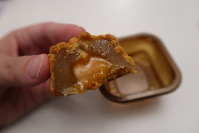 温めると真ん中の蛋黄の部分がとろけてカスタード状になります。その周りが蓮の実のあんなので結構甘めです。もうひとつの流心はそれほど甘くないので、来年はそっちだけでいいかな、と思いました。