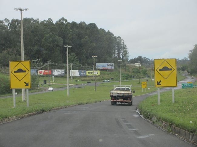 スピードを出させない為に道路に小山を作っている<br /><br />