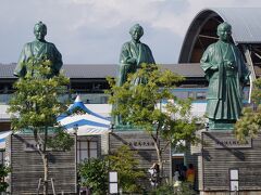高知駅にきました～！

ここには右から
中岡慎太郎
坂本龍馬
武市半平太
の銅像があります。