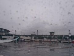 雨のラガーディア空港