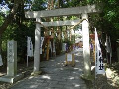 歩いて３、４分ほどで、新明神社の鳥居が見えてきました。

