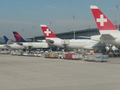 チューリッヒ国際空港はスイス航空の本拠地だけあって、沢山のスイス航空機が並んでいました。到着ゲートはAでした。