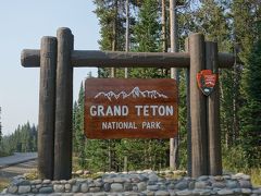 そしてさらに走り続け、ようやく「グランドティトン国立公園」の入り口に到着しました。

グランドティトン国立公園はイエローストーン国立公園と隣接していて、チケットも共通。
チケットは1週間有効なので、初日に買ったチケットがずっと使えます♪