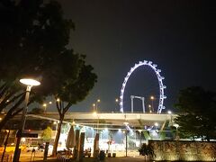橋を渡りきると、シンガポールフライヤーが目の前に。
