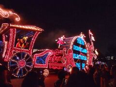 写真はないけれど、また買い出しした物を食べつつ（汗）、パレードを待ちながら休憩。楽しいけど、くたびれました～(+_+)
でも一番の目的がこの後にあるので負けては（？）いられない！

エレクトリカルパレードは19時35分スタート。ここはトゥモローランド側なのでパレードが来るまで１5分位かかります。
始まりの音楽が流れてくるだけでワクワク^^