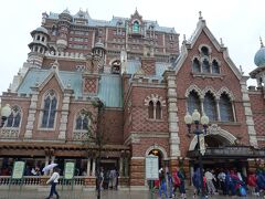 さっきマーメイドラグーンの水飲み場でバファ●ン飲んだし
きっと治るよ

こんな状態なのにファストパスの時間だからと
向うは
『タワー･オブ･テラー』