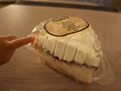 クラブラウンジの夕飯だと足りない気がする…と思い
（あくまで軽食だからがっつり食べられる感じではない）
アラモアナのフードランドでゲトしておいたTED'S Bakeryのブルーベリーチーズケーキ！

TED'S Bakeryのお店はノースにあるんだけどフードランドやCoCo Coveで買えるよ。

つーか今気付いたけどこれ510カロリーって書いてあった…マジか(´・ω・`)ﾔｯﾁﾏｯﾀﾅｰ