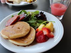 2日目の朝～！

朝もとりあえずクラブラウンジで。
せっかくだから外に食べに行きたいとも思ったけど
起きてすぐ何かを食べないと怒るハラペコ女王がいるので…。

朝はパンとかパンケーキとか。
ちなみにコーヒーはホノルルコーヒーだよ。