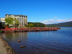 阿寒湖湖畔から見たホテル鶴雅。
チェックアウトの時、ホテル代のほかに駐車料金（４００円）を請求されました。知らされていなかったのでちょっとショックでした。
