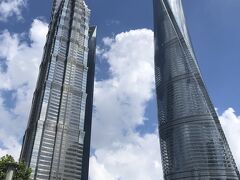 さ、そろそろこの旅も終わりです。
左がシェラトンが入っている上海タワー。
右はそれよりも高い世界第３位のタワーだとか。
とにかく、高層ビルとマンションがすごい！