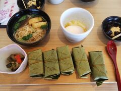 11時半ごろ、平宗・法隆寺店へ。
お食事開店から30分。待たずに座れました。
そのごすぐ満席。タイミングですね。

ランチセットを頂きました。
にゅうめん、温泉卵、くずもち、柿の葉寿司（さば・鮭・アナゴ・だいこん？）