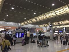 成田空港到着
なんと国内線なのに30分遅れ・・・・・

ＬＣＣの第３ターミナルから第２ターミナルへ移動です。
遠～～～い！総合案内のおねえさん、バスでも歩いても15分程度です？？
迷わずバスへ
