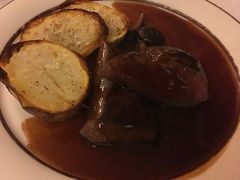 トナカイのお肉ってやつを食べてみたかったんです。夜ご飯、5000円くらいしたような、やっぱり高い！
トナカイは、ソースが結構濃かったので、そうしないとわりと臭いとかも？