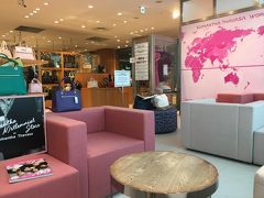 7月に引き続き、またまた羽田空港に来ました。
月イチ間隔で立て続けに国内線に乗るの初めて！
最近、国内旅は長距離移動のをしてなかったからなぁ。

今回はこちらでお茶してみました。
サマンサタバサのカフェ。

わー、お店がピンクまみれｗｗ
誰もいなかったからよかったけど、若い女子だらけだったらきっと気後れして入れてなかった。。。