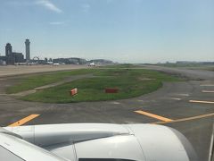 往復ともANAの羽田-伊丹便利用。
間際で機材変更になって座席替えられちゃったんだけど、久しぶりに窓側になったので見てて面白かった～。
出発前から写真撮りすぎたｗ
