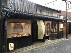 暑いし、ちょっと歩き疲れたし、甘いものでも食べてからホテル帰ろ～
と思って、入ったことのない甘味処探し。

こちらはことりっぷにも掲載がある「寧楽菓子司 中西与三郎」

待ち時間もなさそうだったのでここに入ってみましょう。
