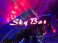 シュエダゴン・パゴダを後にし、バーへ。
インターナショナルホテル屋上にある「Sky Bar」へ来ました。

ヤンゴンには、シュエダゴン・パゴダを屋上から眺めるroof top barが
いくつかあるそうです。
本当は「VISTA BAR」というバーへ行く予定でしたが満席で入れず。
人気なんですね～。
インスタで写真を見たときも、欧米人の観光客がたくさん映ってました。

今回来たこちらのバーも、なかなか良い雰囲気です。
入り口付近はクラブ系音楽がガンガンですが、
階段を登ってさらに上に行くと程よい静かさ。
結構人がいます。広いです。