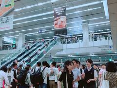 帰りは名古屋駅周辺をウロウロ。
いつ行っても混雑していますよね。
ほぼほぼ日本人
