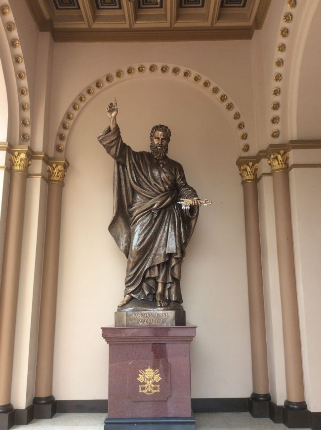 大聖堂出入り口の聖ピーター像です。<br />イエスの十二使徒のひとりで、小アジア、ローマに布教し殉教した。その墓所がサン＝ピエトロ教会であり、後に初代ローマ教皇とされた。<br />ある時、イエスが弟子たちに「私を何ものだというのか？」と尋ねたとき、「あなたはメシア（救い主）、生ける神の子です。」と答えたことに対し、イエスが「あなたはペテロ、私はこの岩の上に私の教会を建てよう。私はあなたに天国の鍵を授ける・・・」と言った。だから左手に鍵を携えている。