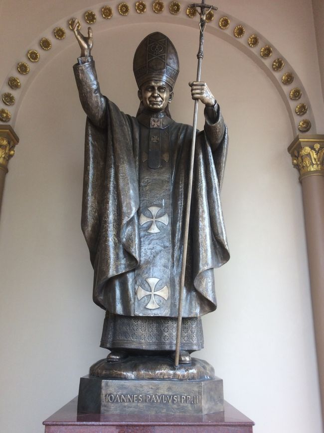 この教会に、1984年に教皇ヨハネパウロ2世が訪問されたそうです。<br />教皇というと「教皇選挙」を意味する言葉、コンクラーベを思い出します。カトリック教会においてローマの司教たるローマ教皇を選出する選挙システムのことだそうですが、何故か「根競べ（こんくらべ）」を想起させるのは私だけでしょうか。