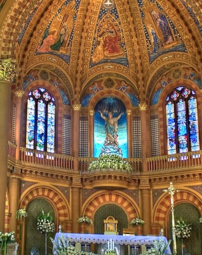 日曜日のミサは午前6時、午前7時半、午前8時半、午前10時と午後5時に開催されます。ミサ時間は、観光などの目的での聖堂見学を許されておりません。