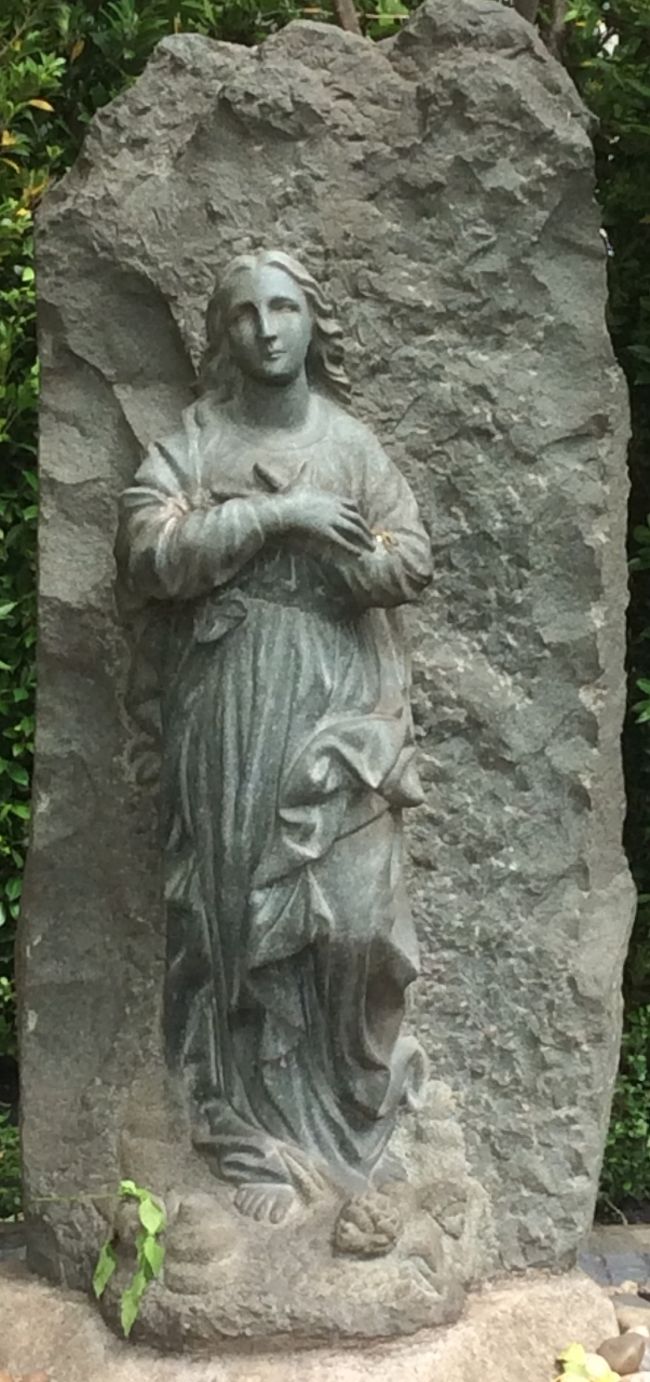 庭の石造物です。