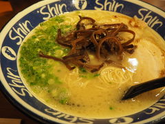 博多駅到着後に食べたラーメン。福岡に住んでいたことがあった主人の後輩におすすめしてもらったラーメン。開店５分前の10:55にお店に向かったにも関わらず、お店の前にはすでに行列が。。。（前日に関ジャニ∞のライブがあったみたいで、帰路につくファンの人がたくさんいたもの関係しているかもしれませんが）。ただ、混雑にはお店の方も慣れていたようで、12時前には食べ終えてお店を出ることがきました。