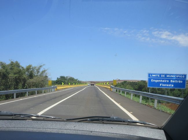 イヴァイ川を渡る<br />　反対側車線は左側１ｋｍ先を通る<br />　　中央分離帯が１ｋｍって笑いますねー<br /><br />